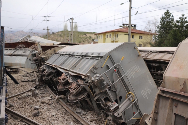 Malatya'da maden yüklü vagonlar, gardaki vagonlara çarptı